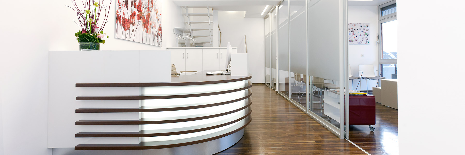 Empfang mit modernem Design in der Zahnarztpraxis Hesse in Hilden